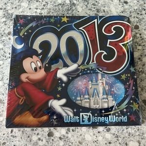 NWT! 2013 Disney photo album. 🐭